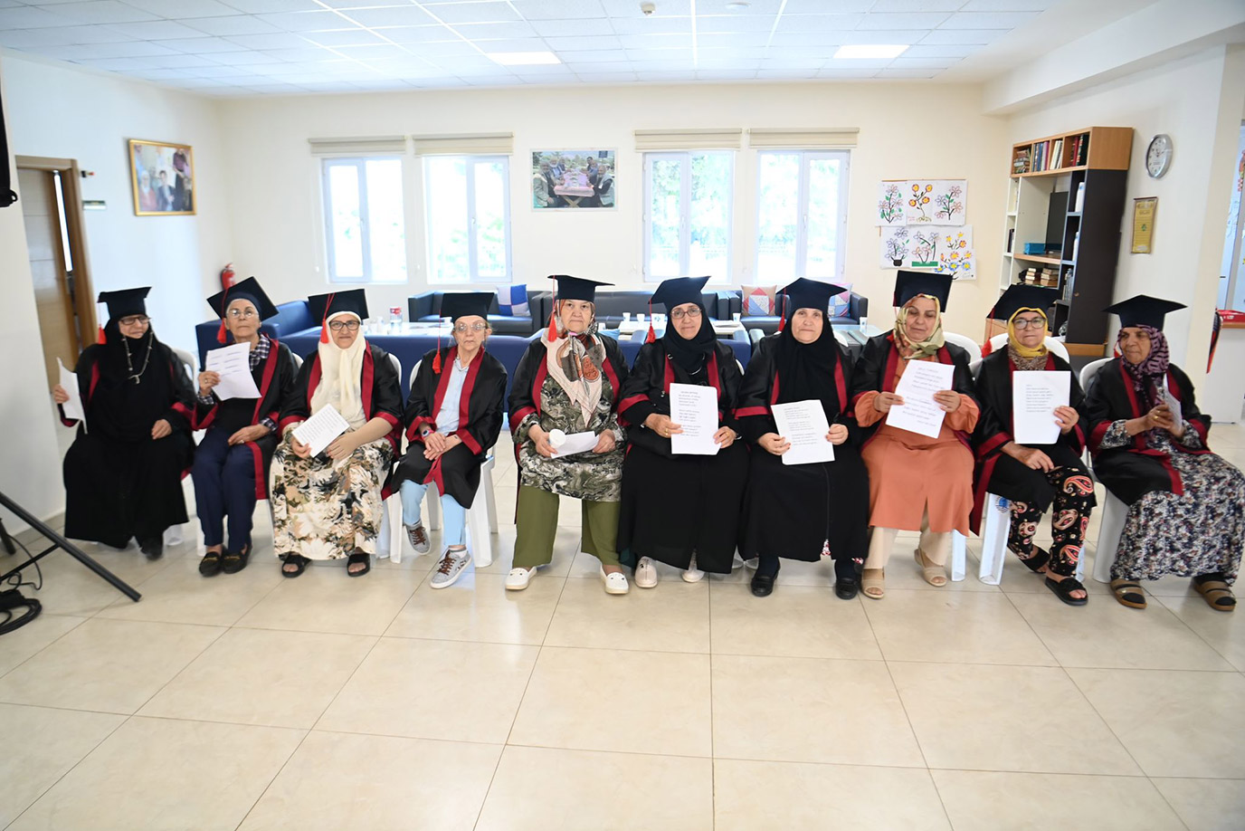 Tuzla Belediyesi Yaşlılar Merkezi’ne giden 65 yaş üstü 10 Tuzlalı vatandaş, haftada 2 gün katıldıkları okuma yazma kursunu başarı ile tamamladılar.